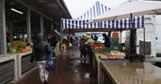 Szczecinek: Deszczowy wtorek na rynku. Królują sezonowe warzywa i owoce