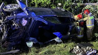 22-latek stracił panowanie nad BMW, wjechał w drzewo i dachował. Poszkodowany trafił do szpitala