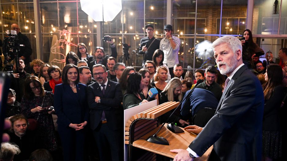 Czech Republic's presidential candidate Petr Pavel (R), former chairman of the NATO Military Committee and former Chief of General Staff of the Czech Army speaks to journalists during the first round of the Czech presidential elections at his election headquartes in Prague, Czech Republic, 14 January 2023. According to exit polls from more than 99.81 per cent of polling stations, former chairman of the NATO Military Committee and former chief of the General Staff of the Czech Army Petr Pavel has won 35.38 per cent of the votes compared to 35.02 per cent won by his opponent, former Prime Minister Andrej Babis. The second round is scheduled to take place on 27 and 28 January 2023. EPA/FILIP SINGER Dostawca: PAP/EPA.