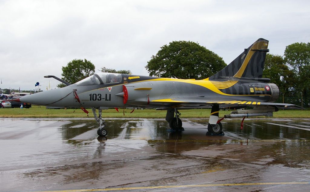 Myśliwiec Mirage 2000.