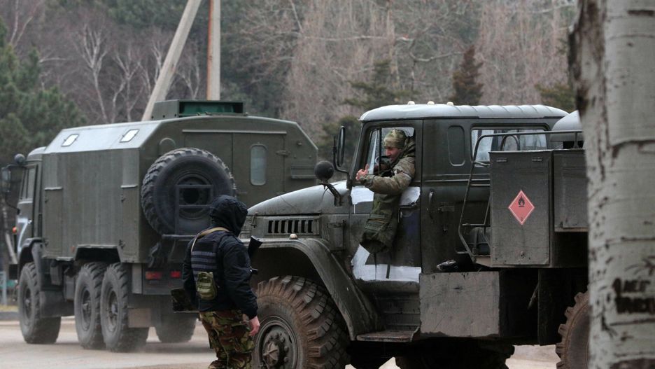 Rosja zaatakowa?a Ukrain?
Russian army military vehicles are seen in Armyansk, Crimea, on February 25, 2022. - Ukrainian forces fought off Russian invaders in the streets of the capital Kyiv on February 25, 2022, as President Volodymyr Zelensky accused Moscow of targeting civilians and called for more international sanctions. Pre-dawn blasts in Kyiv set off a second day of violence after Russian President Vladimir Putin defied Western warnings to unleash a full-scale invasion on on February 24, 2022, that quickly claimed dozens of lives and displaced at least 100,000 people. (Photo by STRINGER / AFP)
STRINGER