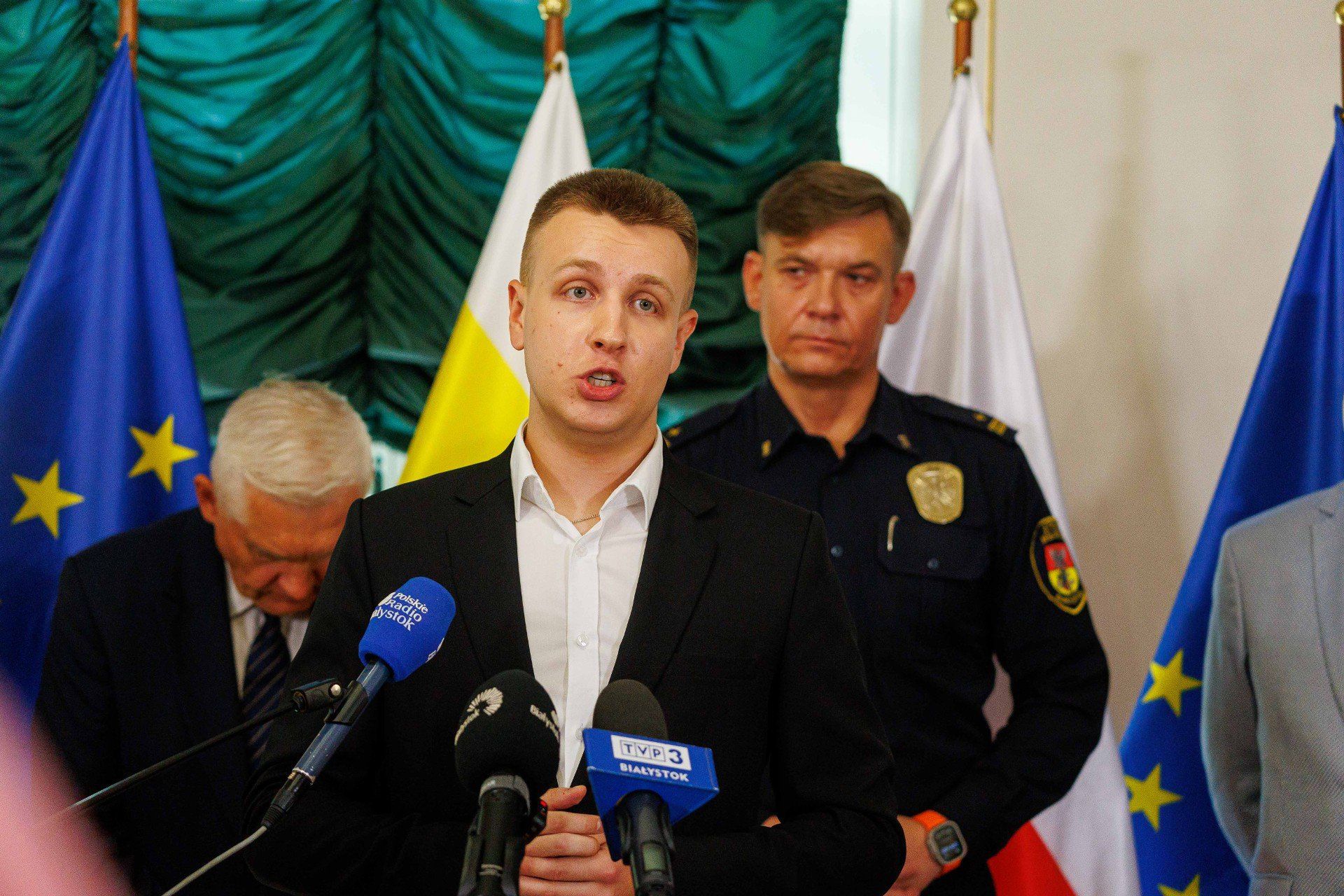 Prezydent nagrodził urzędników, strażników miejskich i studenta. Wykazali się empatią i pomogli człowiekowi w potrzebie.