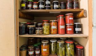 Złodziej splądrował piwnicę. "Najbardziej smakowały mu ogórki"