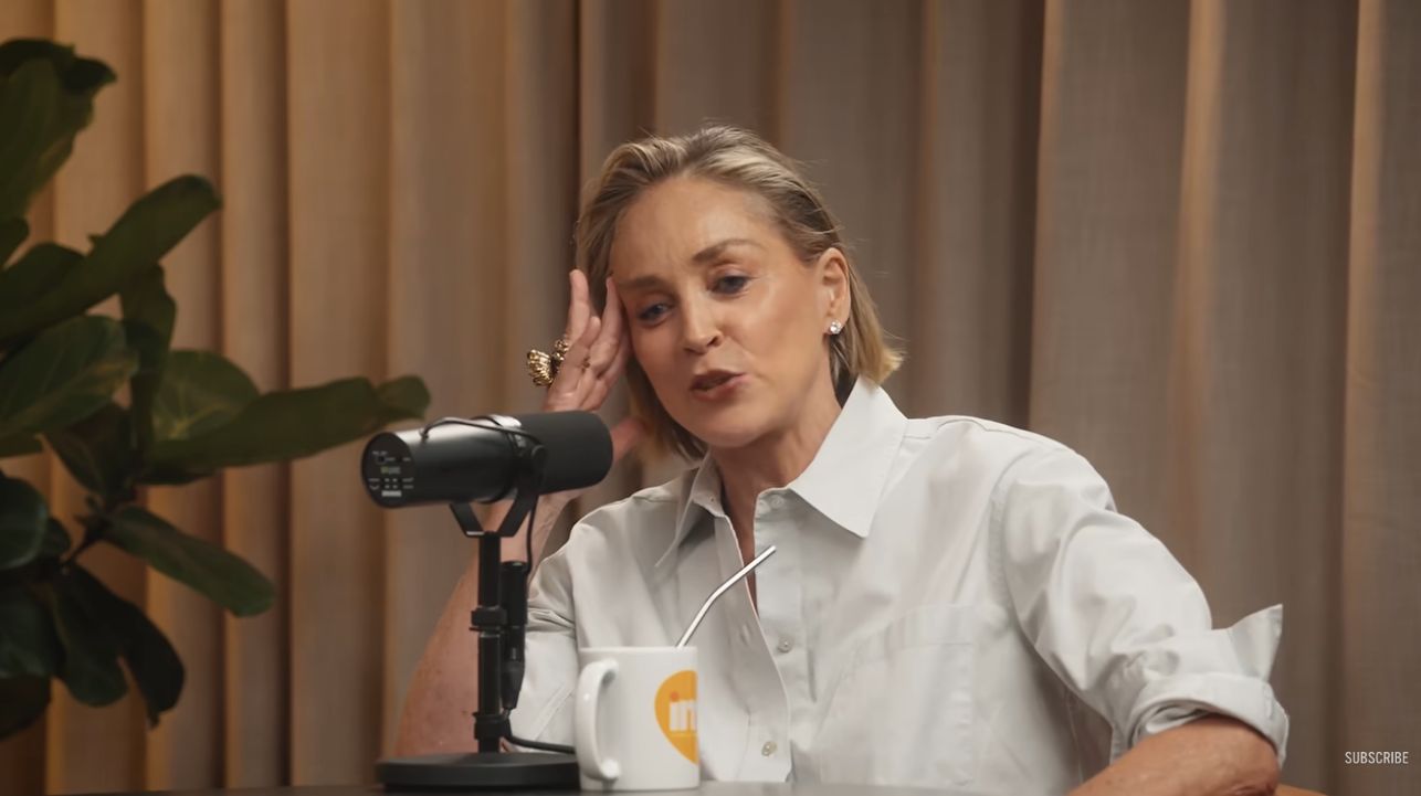 Sharon Stone podczas rozmowy 