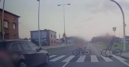 Była już na pasach, w ostatniej chwili się zawahała. Nagranie ze Śląska