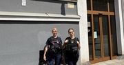 Maluch sam w zamkniętym aucie na parkingu we Wrocławiu. Policjantki wybiły szybę, by uratować 1,5-latka!