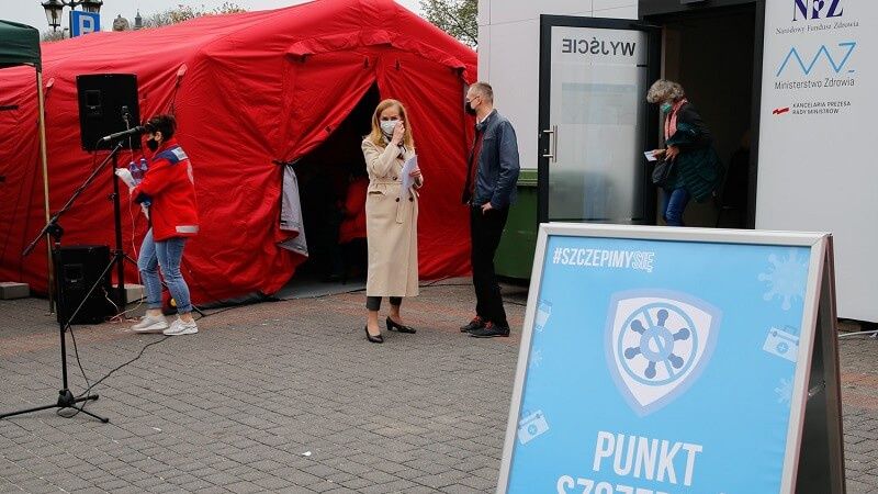 Mobilny punkt szczepień na Placu Zamkowym w Lublinie