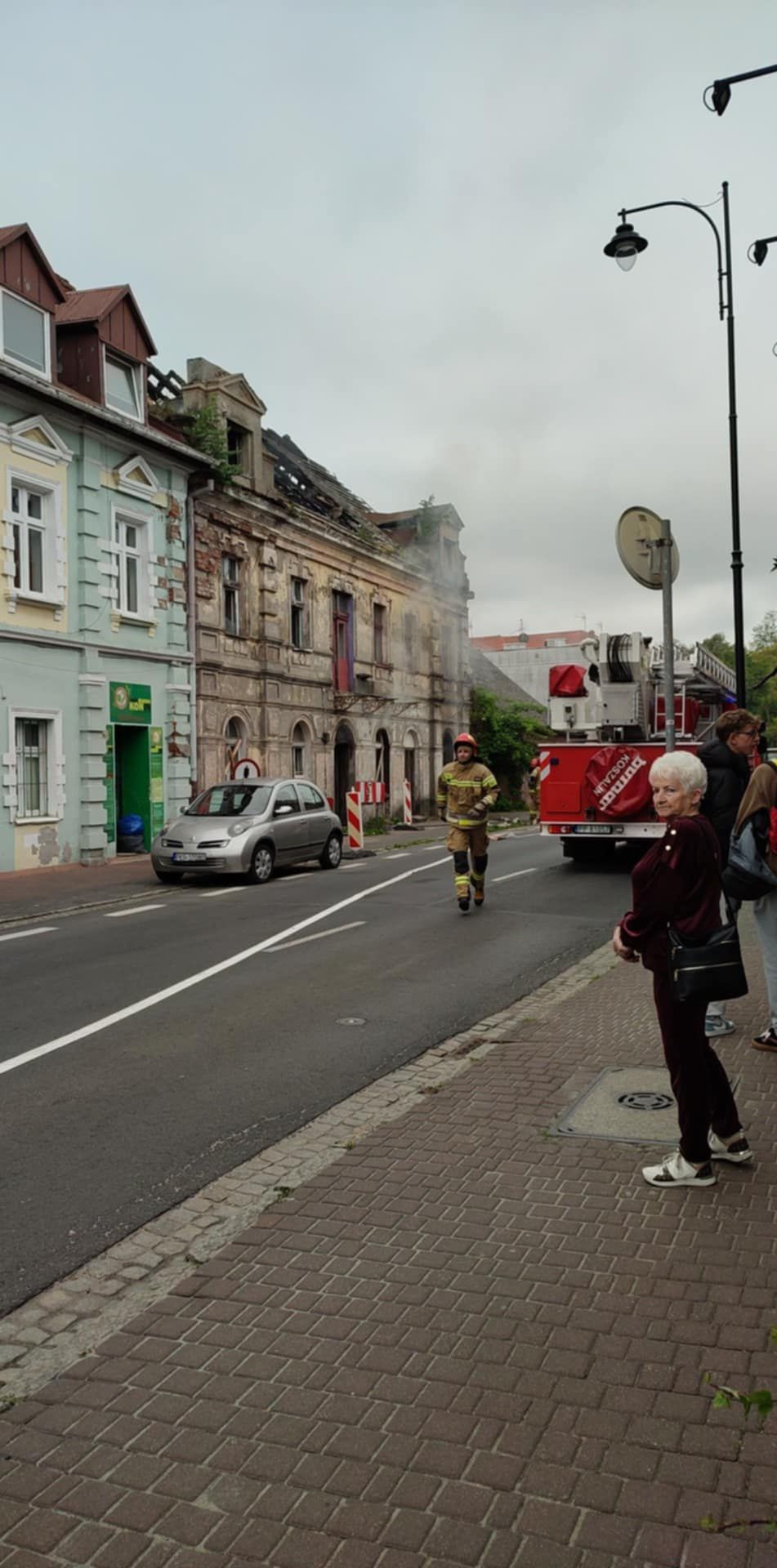 Kolejny pożar kamienicy przy ul. 3 Maja. Strażacy walczą z ogniem