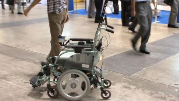 Nowy wózek inwalidzki z funkcją śledzenia przewodnika [wideo] 1