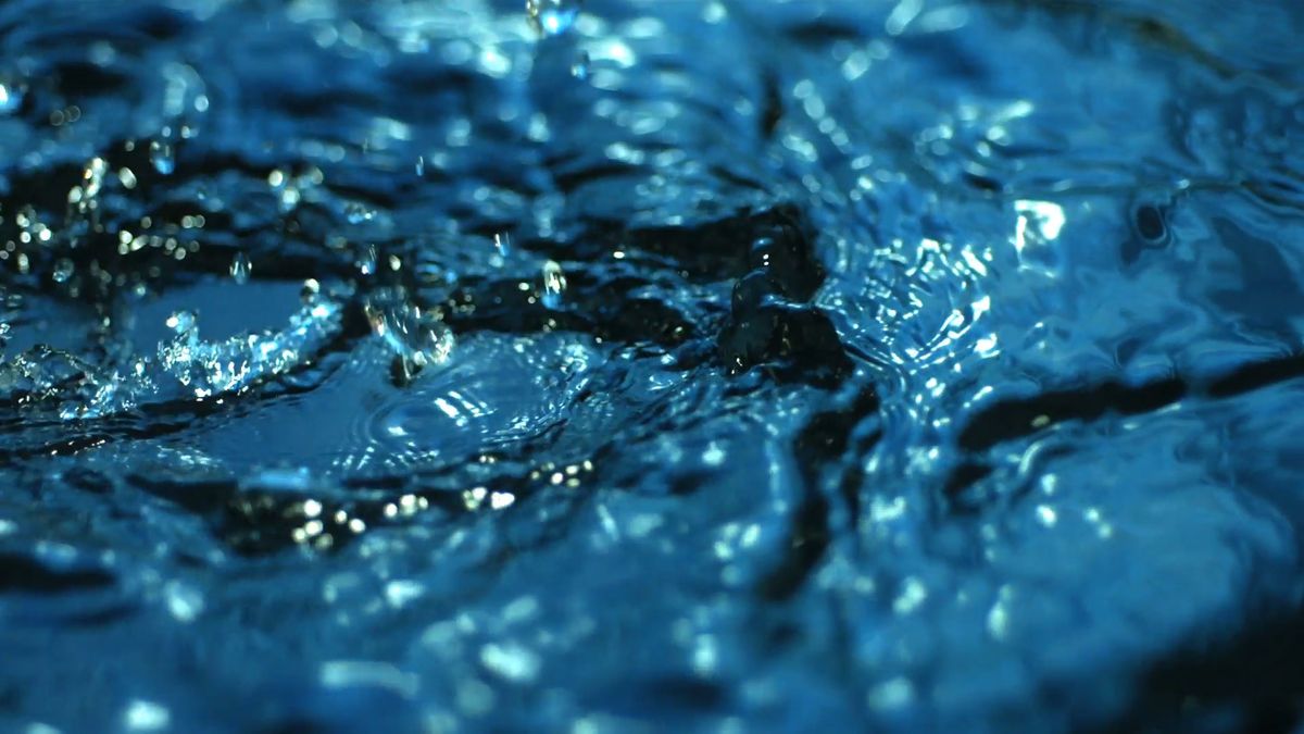 Twarda woda ma jednak niekorzystny wpływ na naszą skórę i włosy. Wysusza je oraz pozbawia wilgoci.