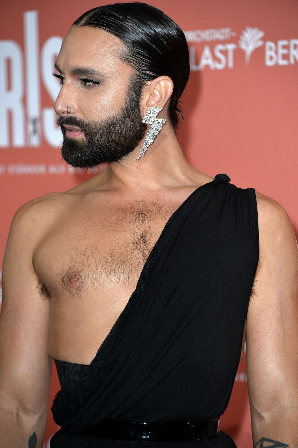 Conchita Wurst bawi się na premierze w Berlinie