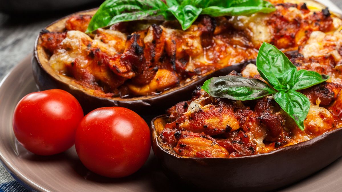 Pieczony i faszerowany bakłażan to świetny sposób na obiad