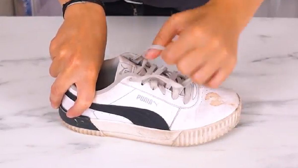 Tym doczyścisz białe buty. Kobiety stosują to do twarzy