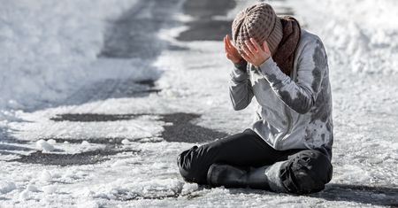Zrób to przed przyjazdem karetki, jeśli upadniesz na lodzie. Unikniesz sporego problemu