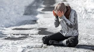 Zrób to przed przyjazdem karetki, jeśli upadniesz na lodzie. Unikniesz sporego problemu