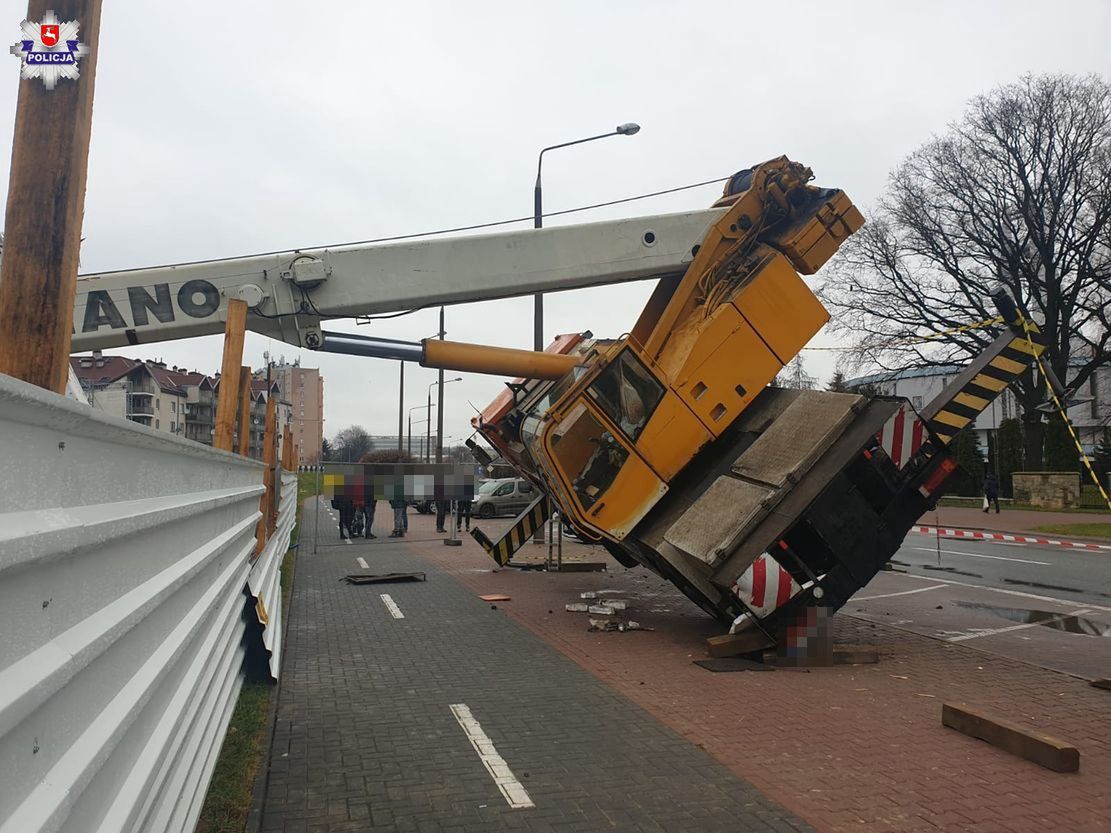 Świdnik. Dźwig przewrócił się na placu budowy