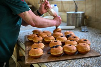 Inwazja Polaków na pączki. Podano liczby