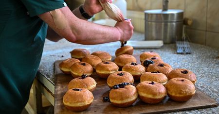 Inwazja Polaków na pączki. Podano liczby