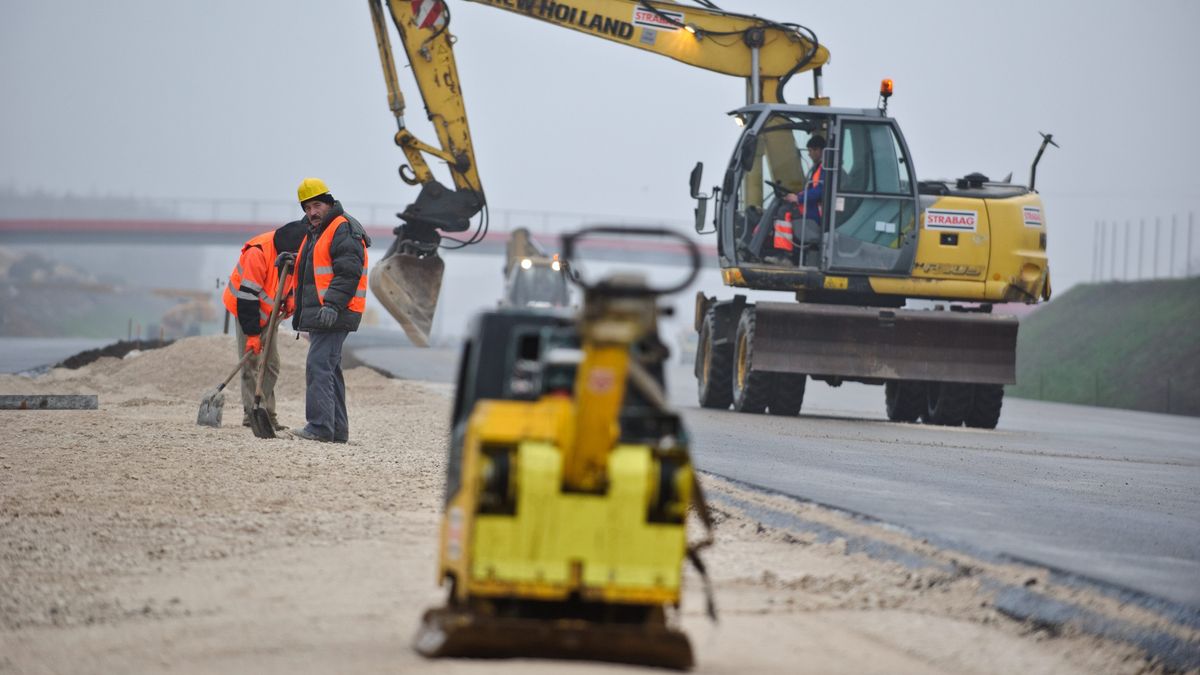 Nawierzchnia długowieczna
Opacz (woj. mazowieckie), 25.11.2014. Budowa eksperymentalnego odcinka drogi z tzw. nawierzchni długowiecznej na odcinku Opacz-Paszków.
(obm/mgut)
PAP/Marcin Obara
Marcin Obara
asfalt, autostrada, budowa, budowanie, budowlaniec, budowlańcy, droga, drogi, drogowcy, inwestycja, koparka, koparki, łopata, masa mitumiczna, nawierzchnia, remont, robotnicy, robotnik, wylewanie