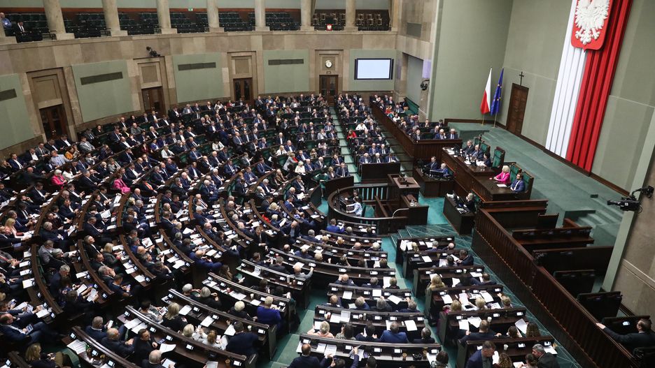 Warszawa, 27.10.2022. Posłowie na sali obrad Sejmu w Warszawie, 27 bm. Sejm poparł część poprawek Senatu do ustawy o maksymalnych cenach energii dla gospodarstw domowych, sektora MŚP i samorządów. Teraz ustawa trafi do podpisu prezydenta. (amb) PAP/Tomasz Gzell
