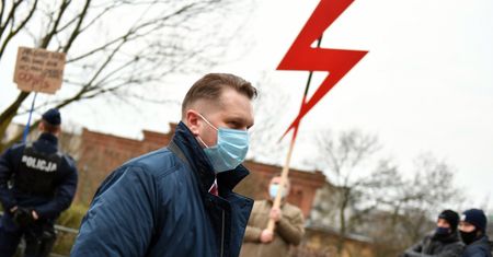 Czarnek odznaczył dyrektora, który zakazał symbolu Strajku Kobiet
