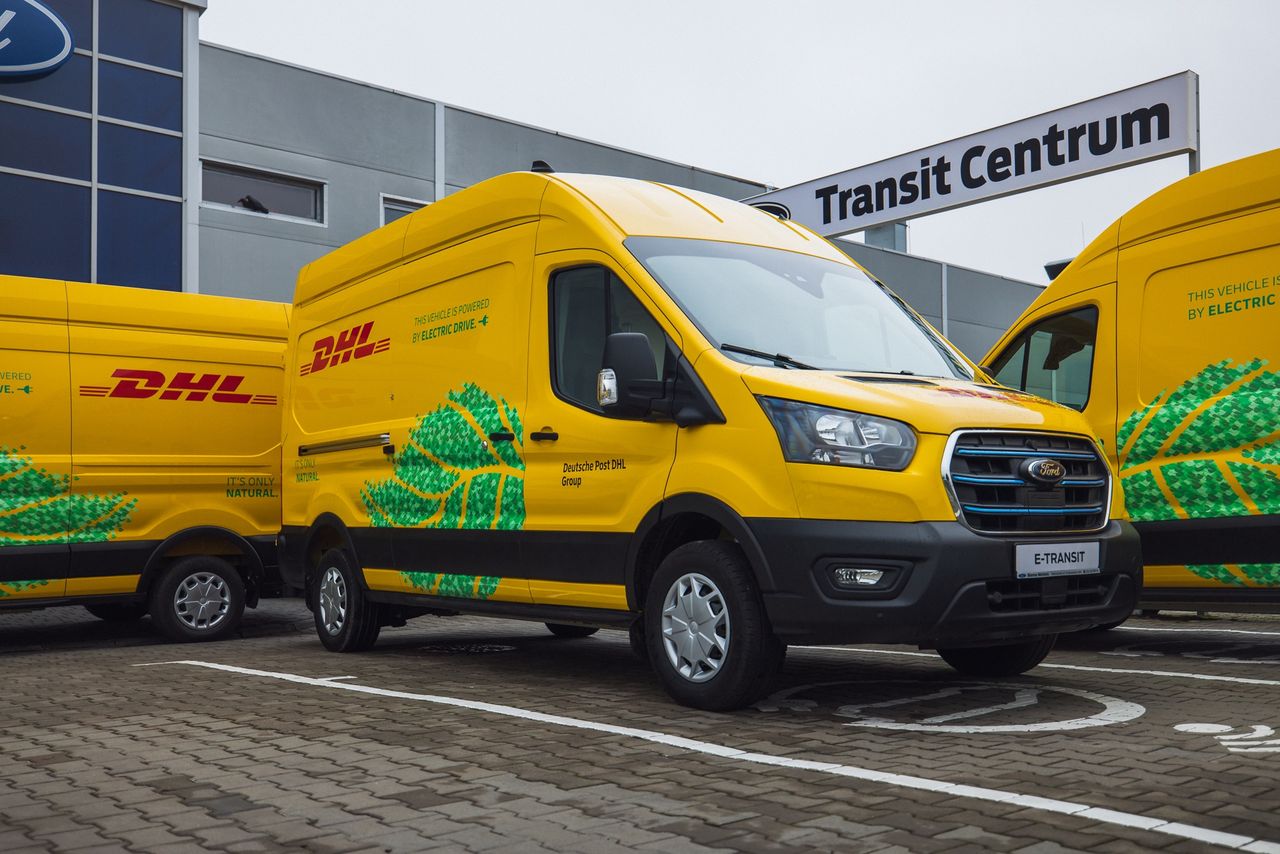 Ford E-Transit także we flocie DHL Express. Globalna firma kurierska postawiła na elektryczny bestseller Forda