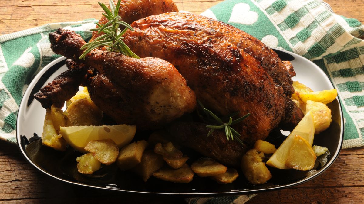 Kurczak pieczony w całości zawsze sprawdza się na obiad