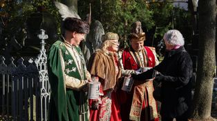 Warszawa: Kwesta na Starych Powązkach. Znane osoby stanęły z puszkami