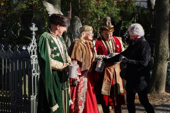 Warszawa: Kwesta na Starych Powązkach. Znane osoby stanęły z puszkami