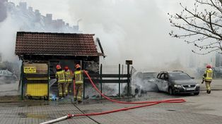 Ogień przy ul. Kielasa w Gdańsku! Płonęła wiata i samochód - szybka akcja strażaków powstrzymała żywioł