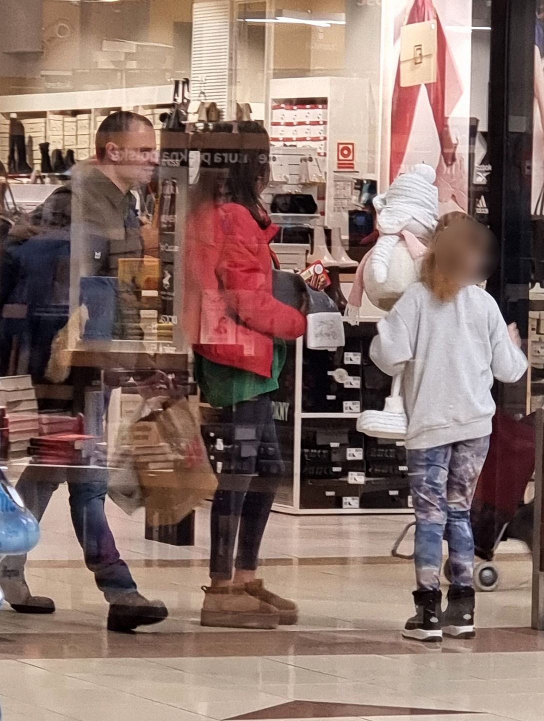 Marcin Hakiel na zakupach z córką i partnerką