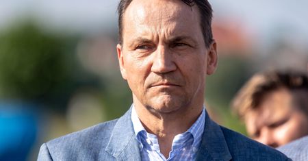 "Pacyfikacja antyszczepionkowych szurów". Sikorski ostro o propozycji marszałek Sejmu