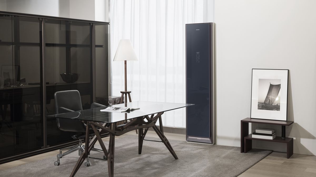 Samsung AirDresser odświeża odzież, wygładza zagniecenia, usuwa nieprzyjemne zapachy, bezpiecznie suszy, aromatyzuje, a przede wszystkim dezynfekuje 