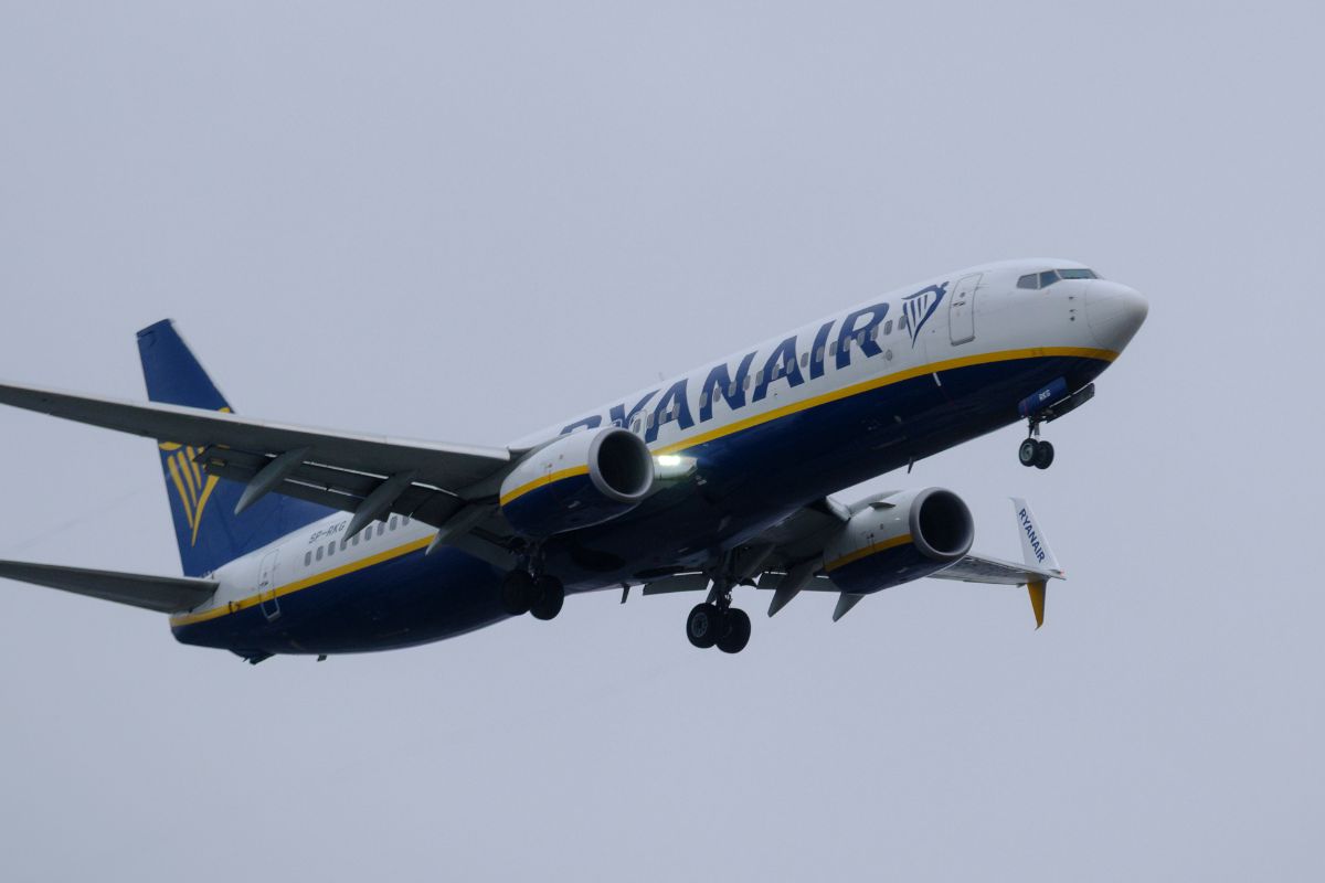Zapłaci wysoką karę za awanturę w samolocie Ryanaira. Wydano wyrok