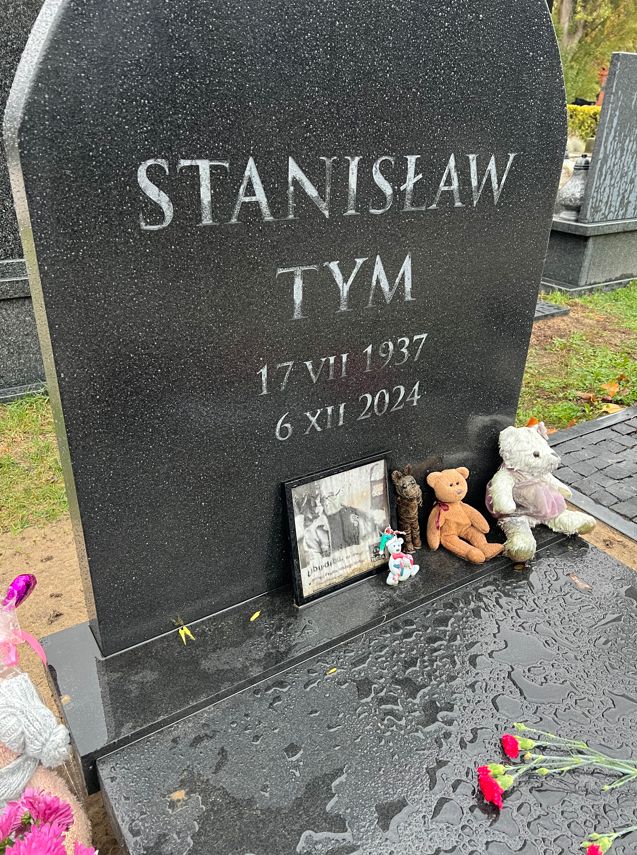 Grób Stanisława Tyma na Powązkach