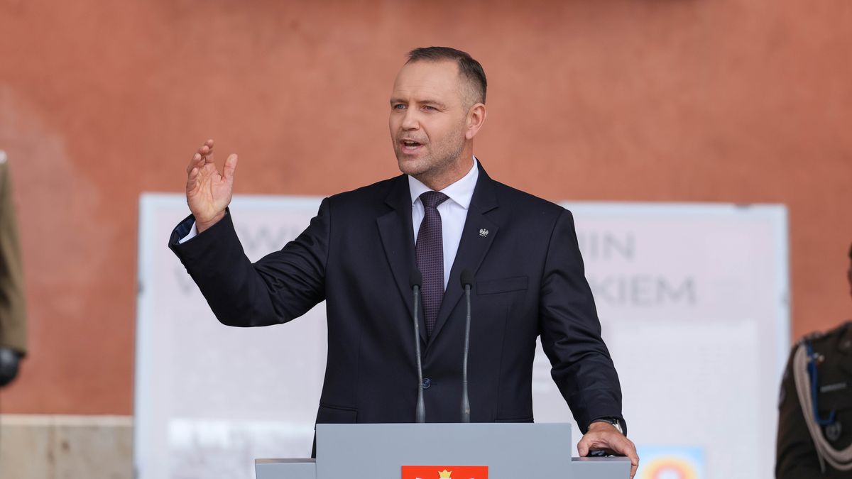 Warszawa, 03.08.2026. Prezydent RP Karol Nawrocki podczas uroczystości na Placu Zamkowym w Warszawie, 3 bm. Prezydent Karol Nawrocki wręczył sztandar wojskowy 18. Stołecznej Brygadzie Obrony Terytorialnej. (sko) PAP/Paweł Supernak