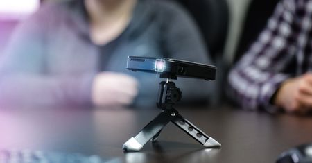 Kino na wynos. Niedrogi zestaw, dzięki któremu w kilka chwil zmienisz pokój w salę kinową