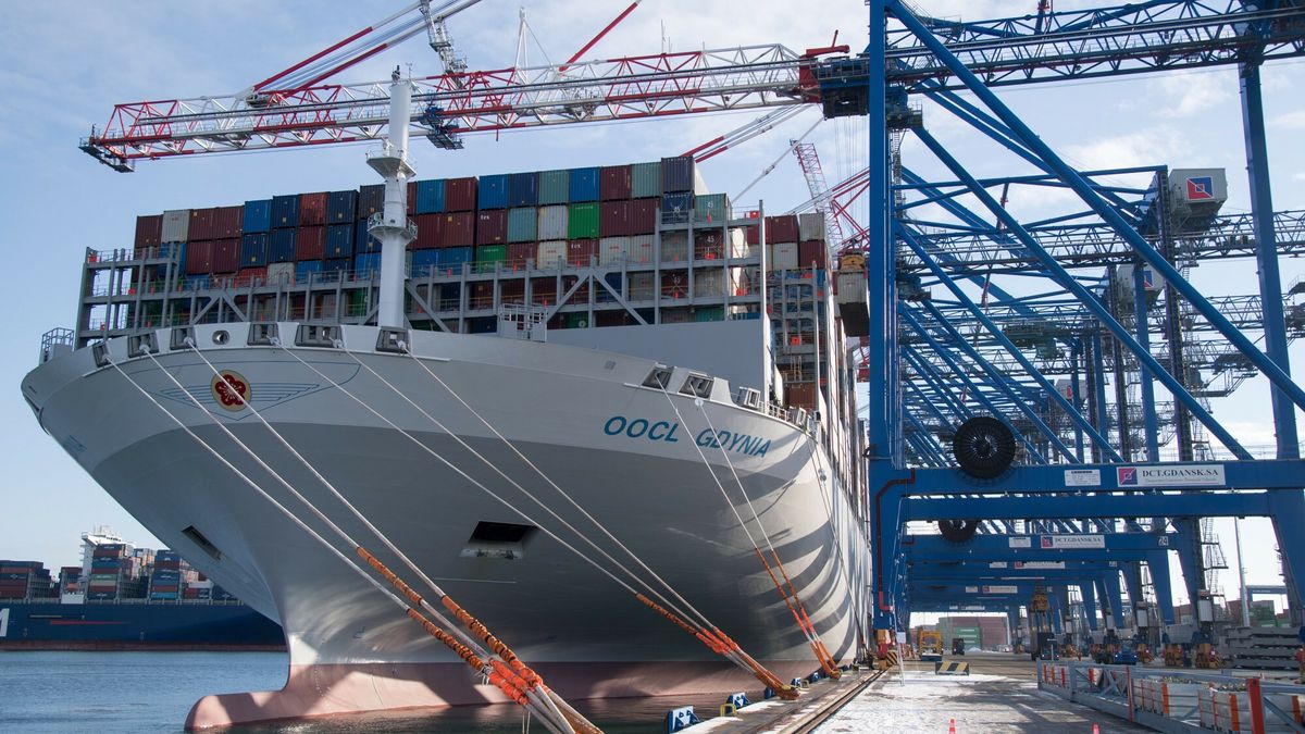 Kontenerowiec OOCL Gdynia w Gda?sku
01.12.2023 Gdansk Terminal kontenerowy Baltic Hub Dziewiczy rejs kontenerowca OOCL Gdynia na trasie z Chin do Europy
Fot. Wojciech Strozyk/REPORTER
Wojciech Strozyk/REPORTER