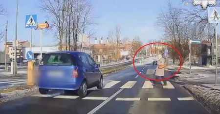 Skandaliczne zachowanie kierowcy na pasach. Teraz słono za to zapłaci