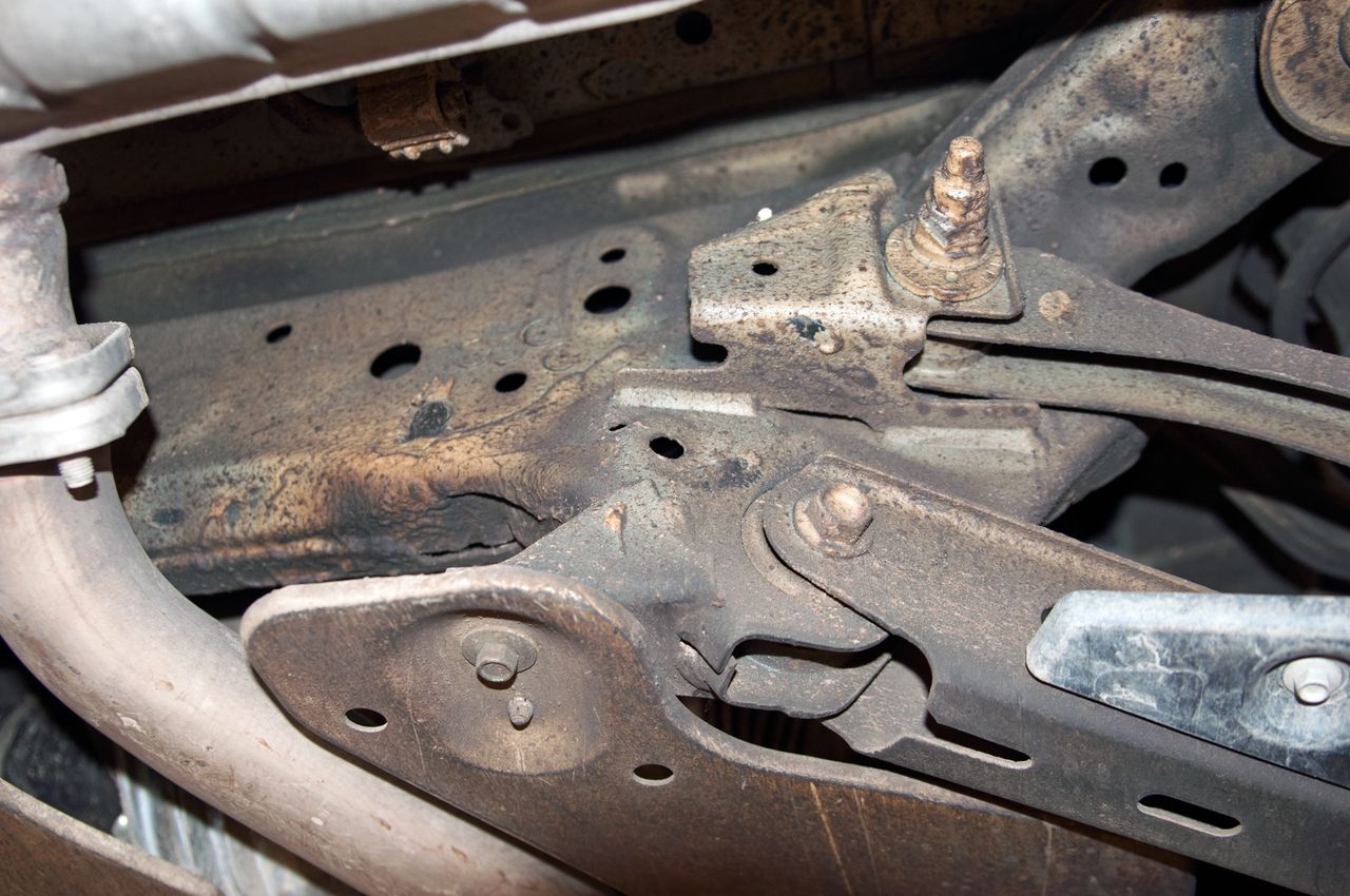 Mazda CX-60 na podnośniku, serwis, ASO