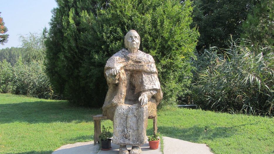 Bułgarka Baba Wanga i jej proroctwa stały się tak ważne dla wielu ludzi, że Bułgarka doczekała się pomnika i domu-muzeum w Petriczu (Wikipedia Commons)