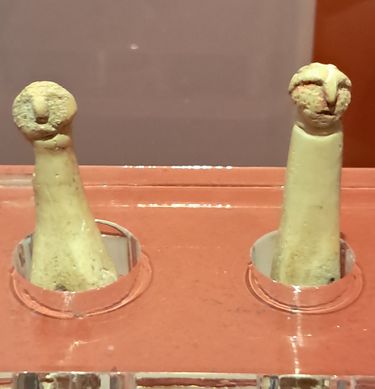 Charakteristische Figuren, die in den Ruinen eines Tempels gefunden wurden