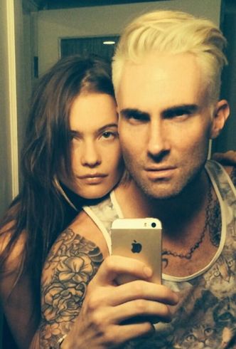 Adam Levine BLONDYNEM!