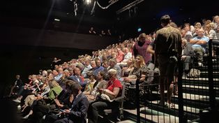 Wydarzenie kulturalno-towarzyskie w Krakowie. Duże zainteresowanie spektaklem Szczepana Twardocha. Za na nami premiera Teatru Słowackiego