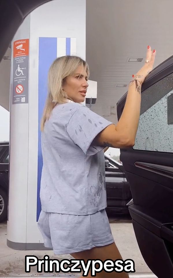 Monika Goździalska tańczy na stacji benzynowej
