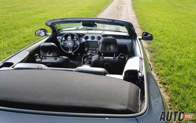 Ford Mustang 2,3 EcoBoost Convertible - wnętrze