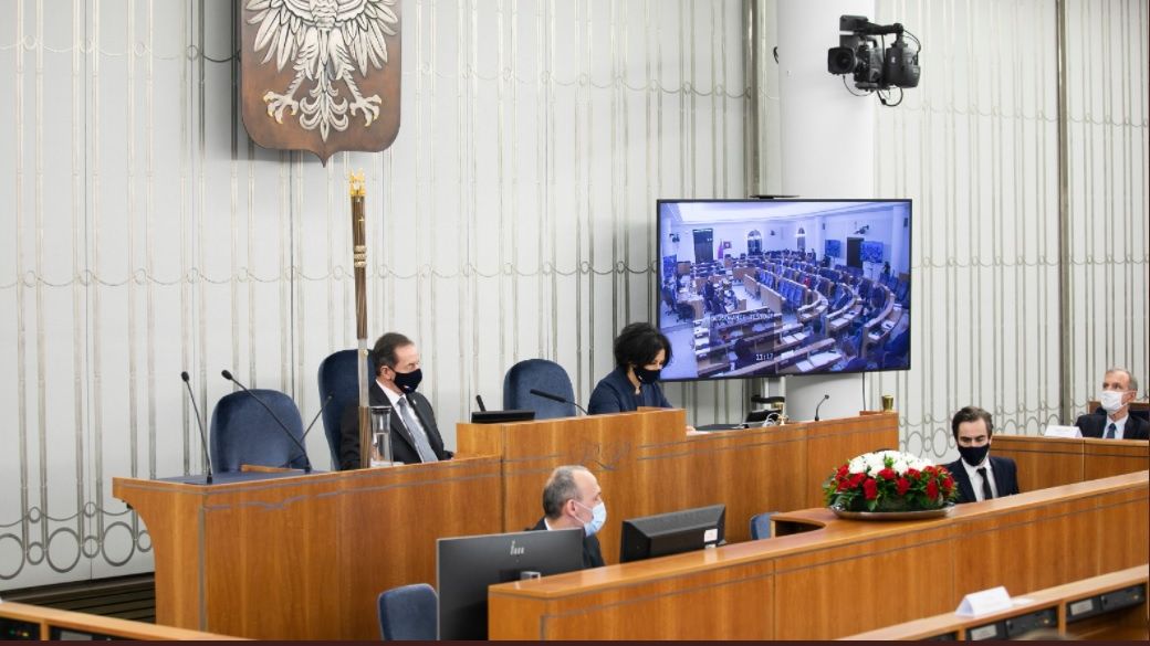 W senacie trzeba nosić maseczki - przypomniał marszałek Tomasz Grodzki 