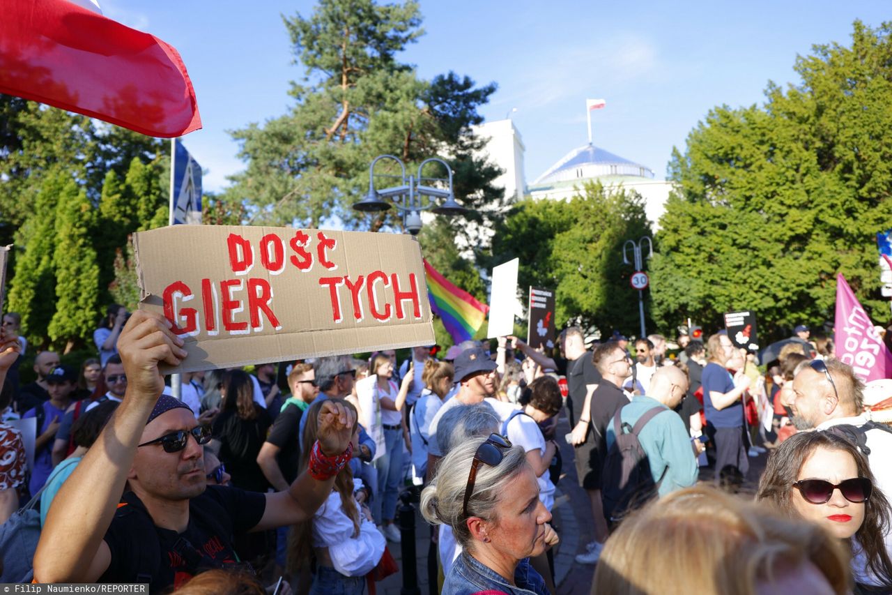 Tłum na ulicach w Warszawie. Ostre odezwy