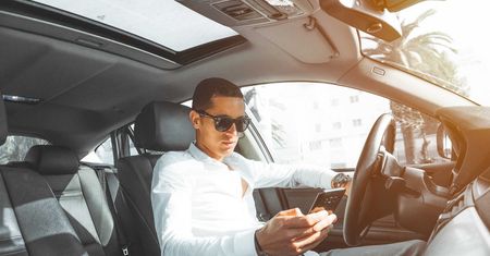 Kamery uzbrojone w sztuczną inteligencję wykryją kierowców korzystających z telefonów