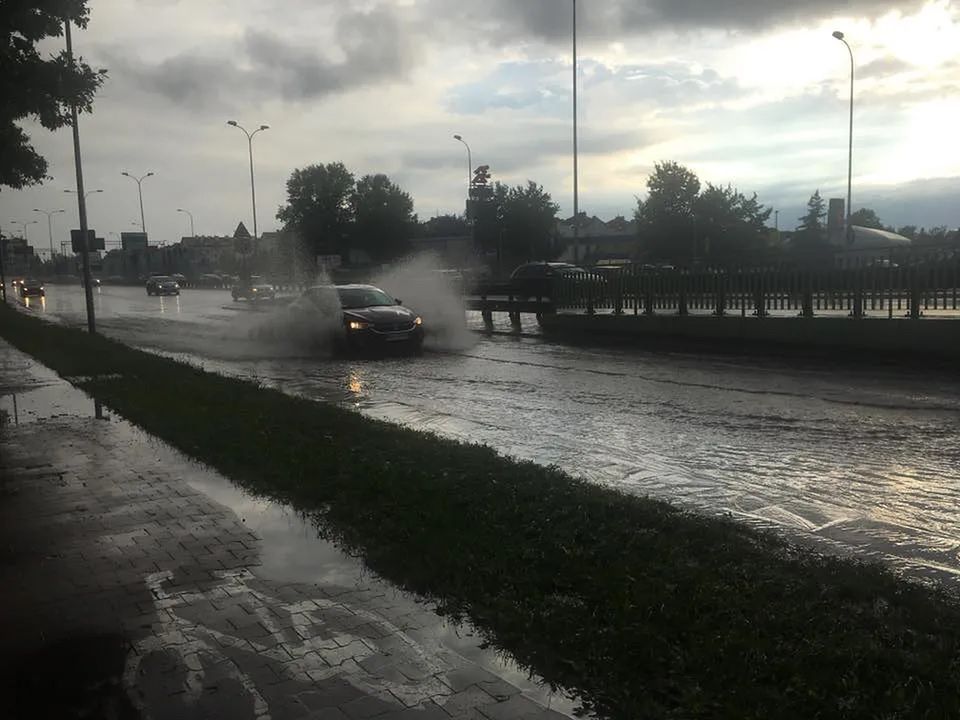 Ochlapywanie pieszych przez kierowców. O sprawiedliwość nie jest łatwo